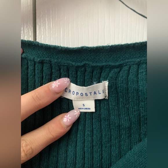 Aeropostale women’s v neck form fitting sweater. Forest green size small - Picture 3 of 3